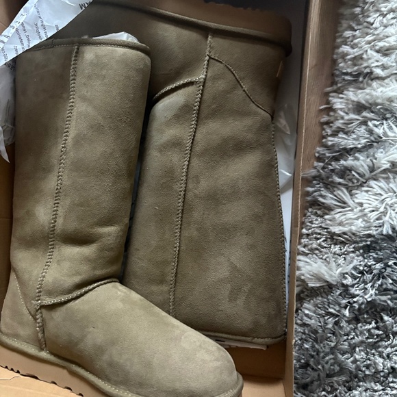 Ugg Boots - Picture 1 of 8